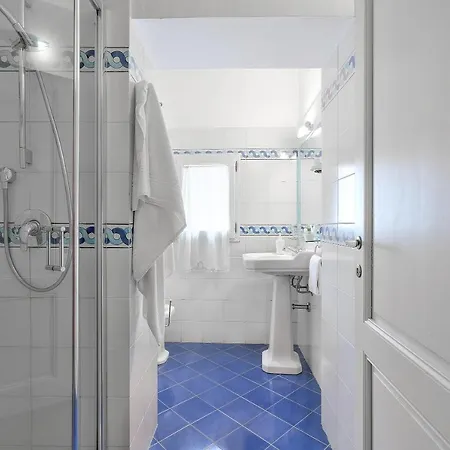 Ape Rosa Relais 3*
